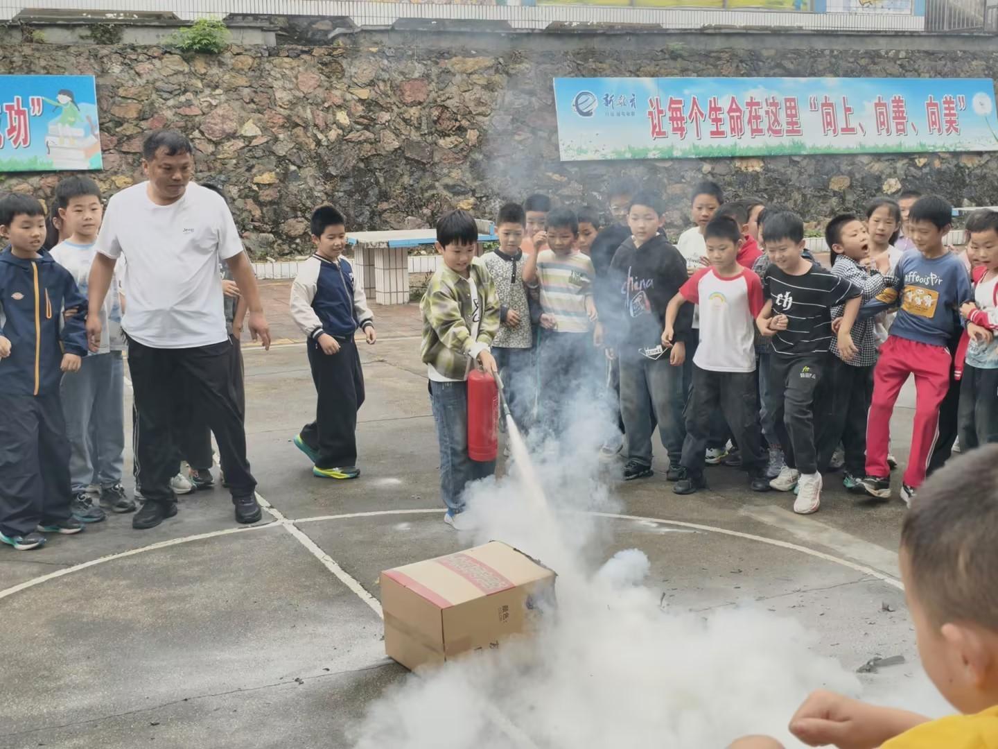 随县三里岗镇小学举行消防安全实操演练活动