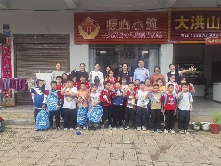 长岗镇中心学校暖心小筑校外辅导站开展中秋暖心馈赠活动