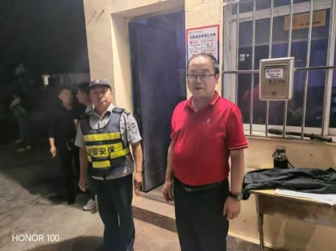 三里岗镇中心学校夜查学校安全