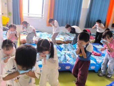 高城镇中心幼儿园开展午休时段消防疏散演练