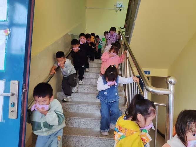 万福店农场中心幼儿园：消防演练进校园 安全知识伴童心