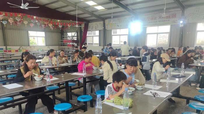 随县淮河镇第二小学开展食堂家长开放日试餐活动