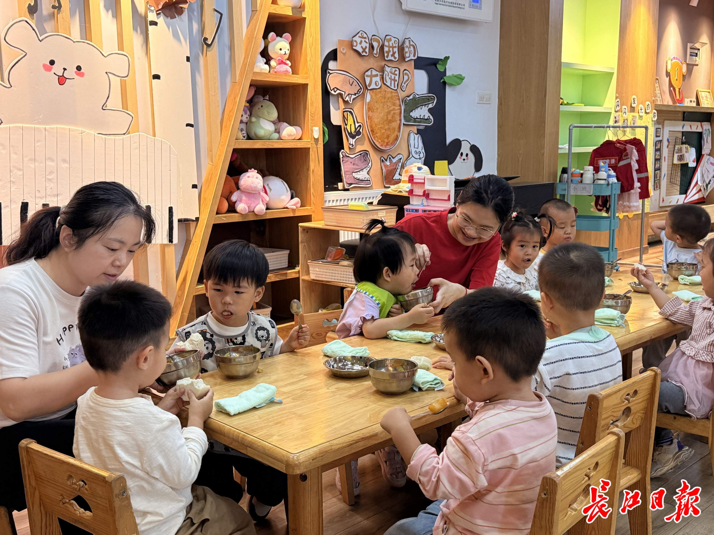 8个孩子配4个老师，公办园开了托育班，武汉家长：真香！
