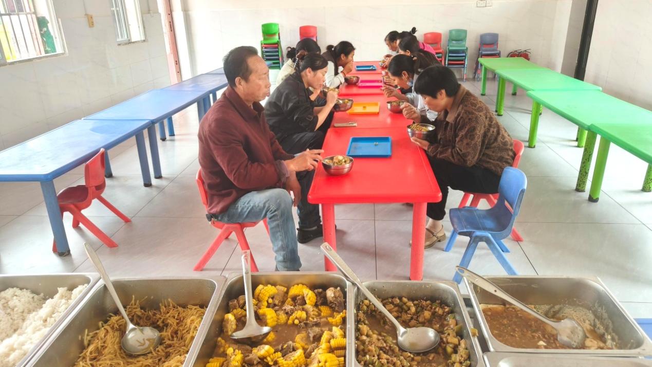 共品食光，见证成长——随县新街镇中心幼儿园开展家长试餐评餐活动