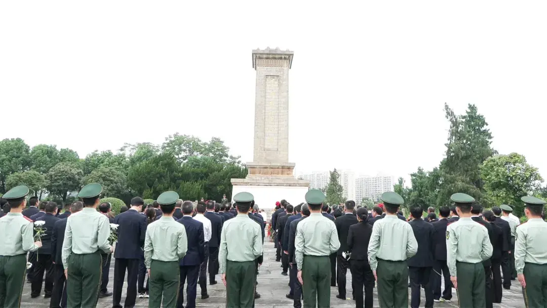 随州市2026年烈士纪念日向烈士敬献花篮仪式举行