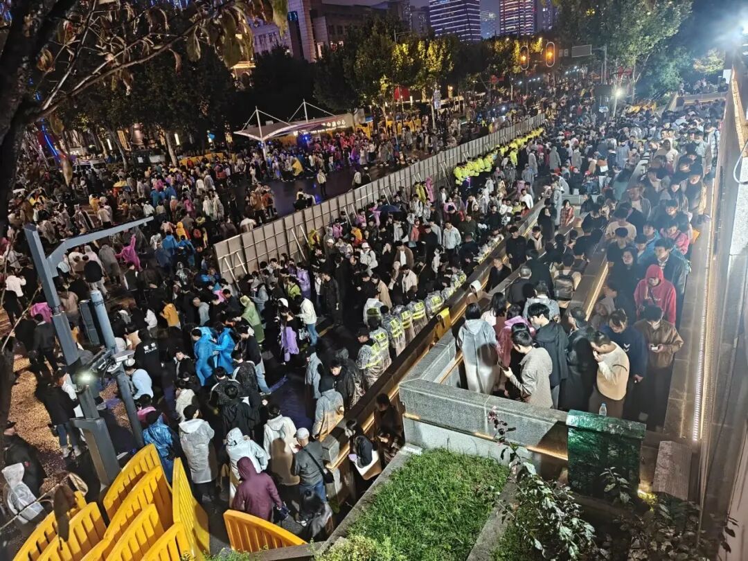 几十万人散场后，武汉人的一个举动被拍下来了