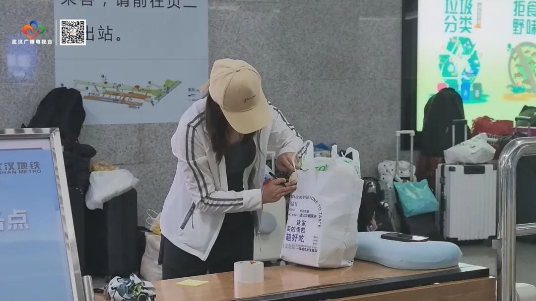 一座城替你看行李！武汉这面墙，全国网友又羡慕了