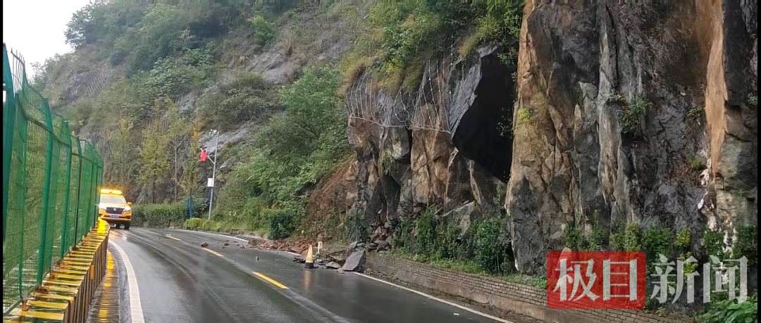 视频曝光！湖北一地山体突然垮塌，现场一辅警提前预警，垮塌前几秒刚刚拦下最后一辆准备通行的车辆，无一人受伤、无一辆车受损