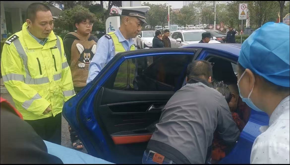 国庆暖警！8分钟生死时速 松滋交警为病危老人开辟生命通道