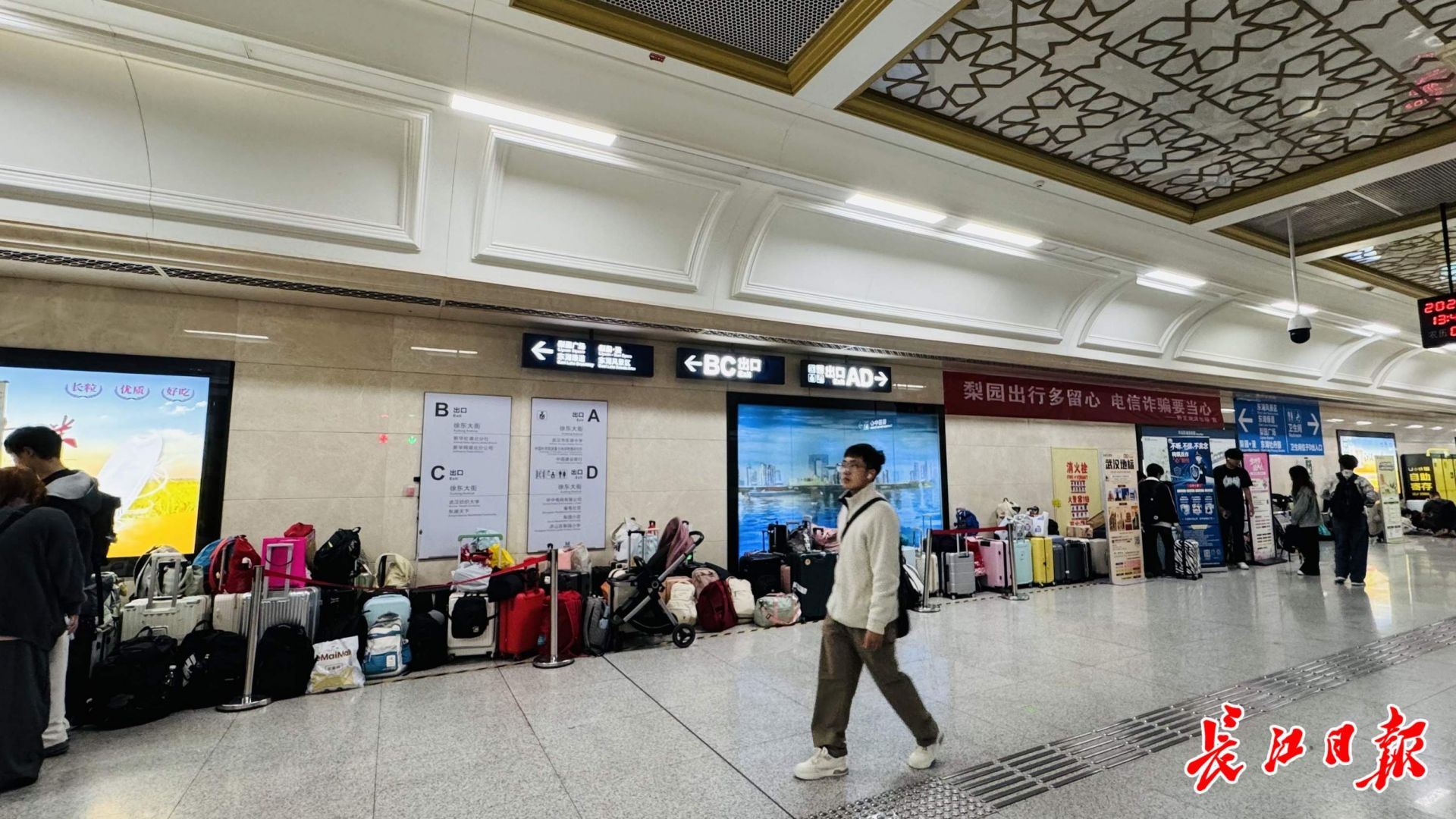 一座城为你守护行李，武汉地铁“无人行李箱墙”越摆越长