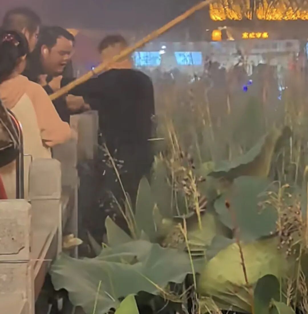 这一捞，捞起的是黄冈城市暖意！黄小兵，为你点赞
