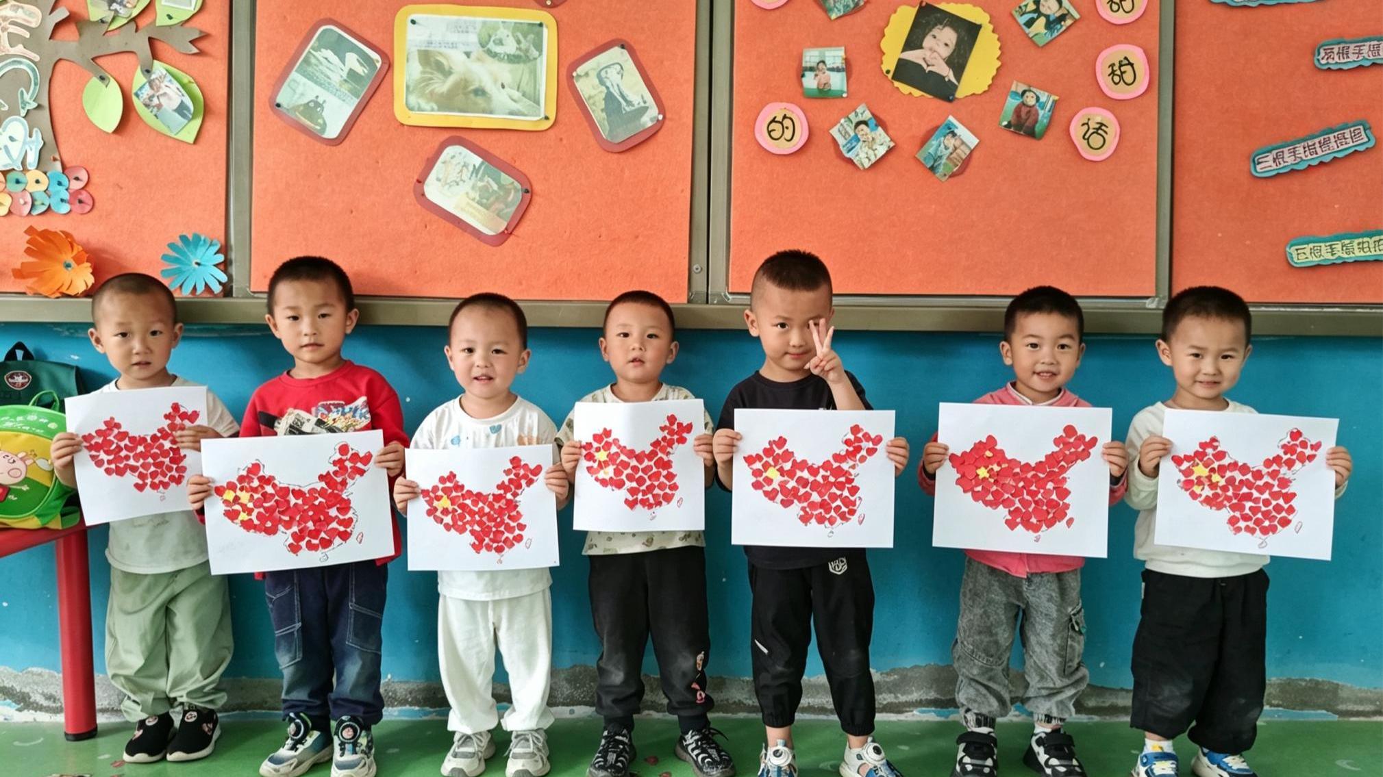 随县万和镇新城小学附属幼儿园开展迎国庆主题手工活动