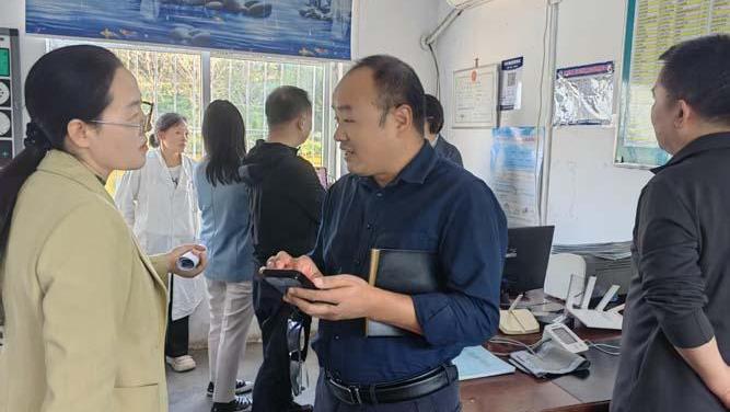 市区两级专家组到何店镇中心卫生院督导“一张处方”工作