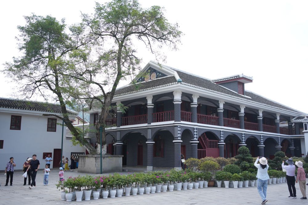 不忘红色来路，走好发展新路