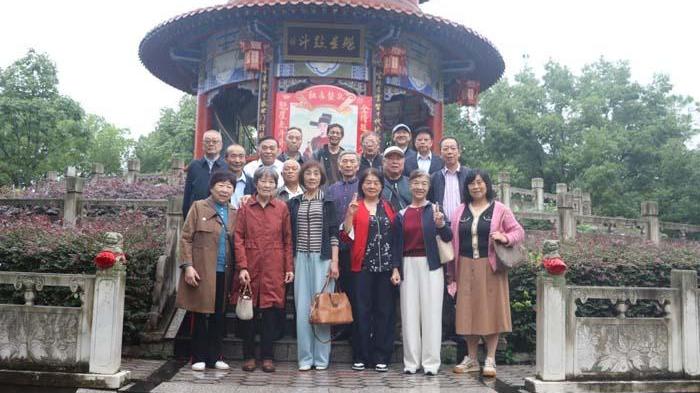 曾都一中迎来前身天河口中学首届校友回访