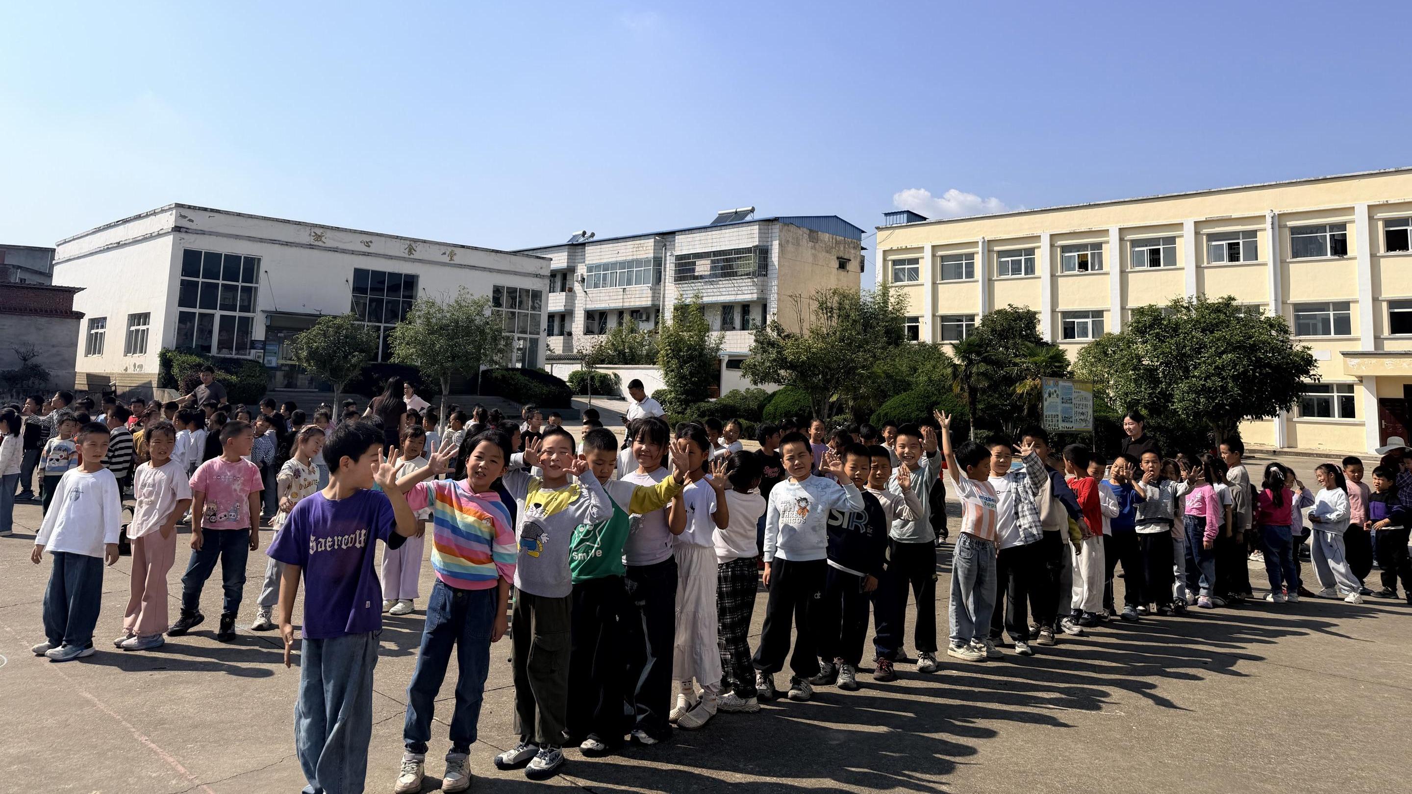 健康校园，全员体育 —— 随县万和镇新城小学开展 “快乐周三” 跳圈接力赛
