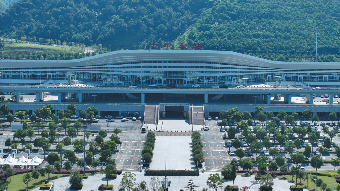 高铁穿秦岭 客潮涌车城 ——西十高铁为十堰文旅注入强劲动能