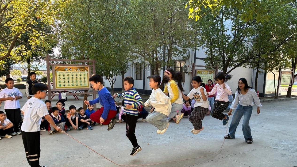 活力校园乐成长 长绳飞扬展风采——随县万和镇义阳小学开展“快乐周三”跳绳竞赛活动