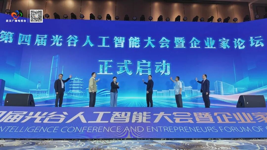5万人观展！今天武汉这里全是机器人，会给高楼洗澡、会飞、会摘果、会送餐……