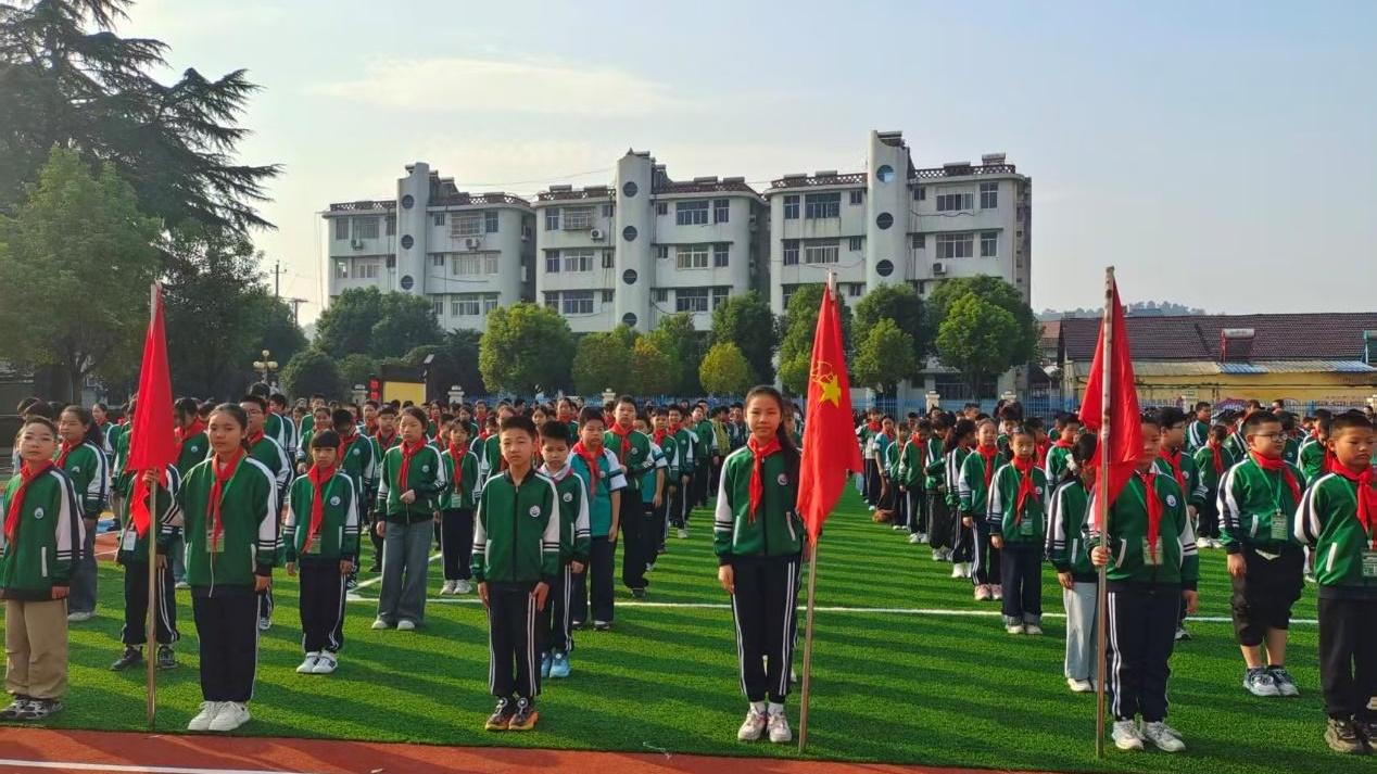高举队旗跟党走 少年接力新长征—— 随县安居镇中心小学开展少先队建队日主题队日活动 