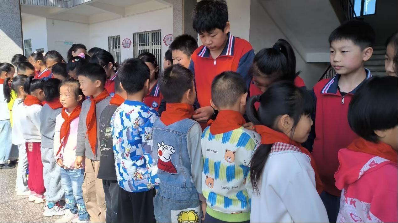 高举队旗跟党走少年接力新长征——万和镇青苔小学举行建队77周年暨新队员入队仪式
