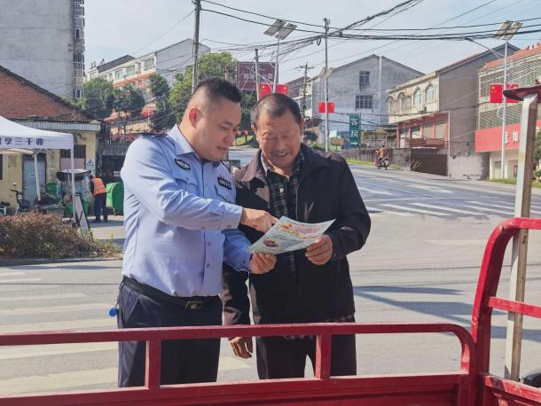 洪山镇常态化开展交通安全劝导 多部门联动守护群众出行平安