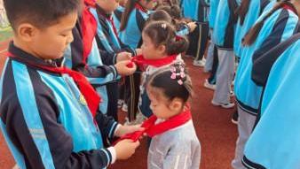 澴潭镇小学举行建队日新队员入队仪式