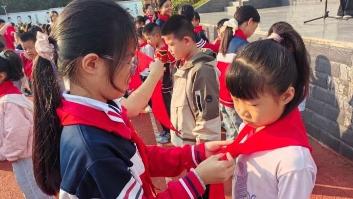 【优化营商环境】曾都区白云小学举行2026年少先队建队日新队员入队仪式