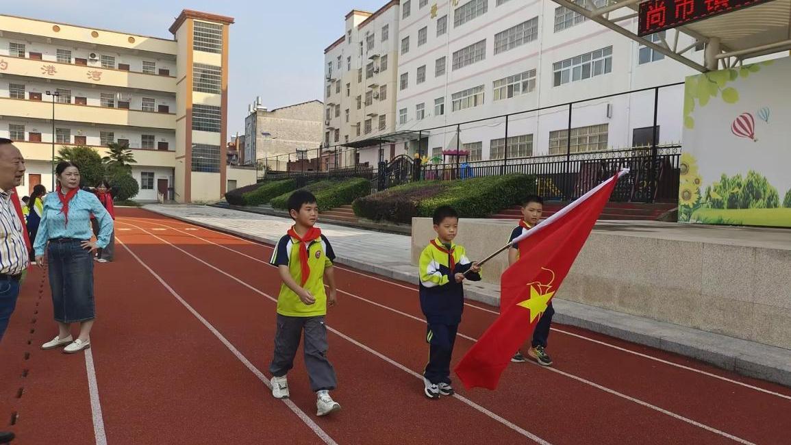 高举队旗跟党走 少年接力新长征——随县尚市镇中心小学2026年秋新队员入队仪式圆满举行