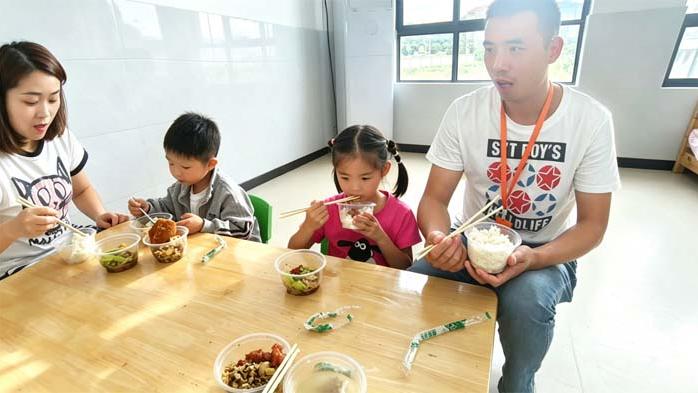 吴山镇中心幼儿园开展家长陪餐活动