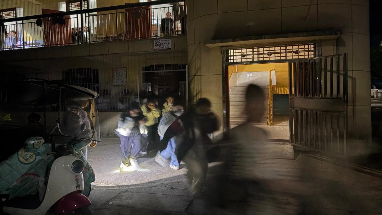 以练筑防线 夜间护平安—— 随县万和镇中心学校开展住校生综合安全应急演练 
