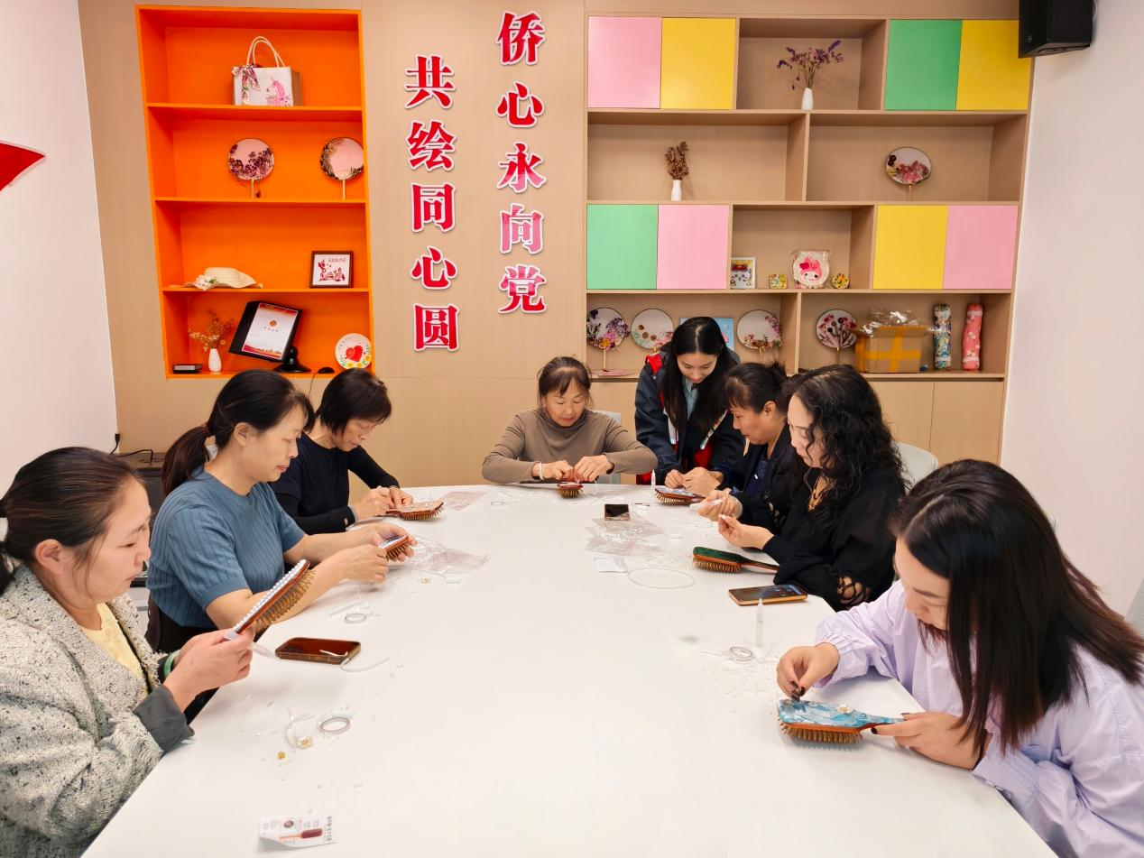 文脉承炎帝 锦韵润邻里 —— 厉山镇炎帝社区开展非遗宋锦檀木按摩梳 DIY 文明实践活动