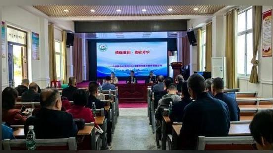 小林镇中心学校开展重阳节敬老活动