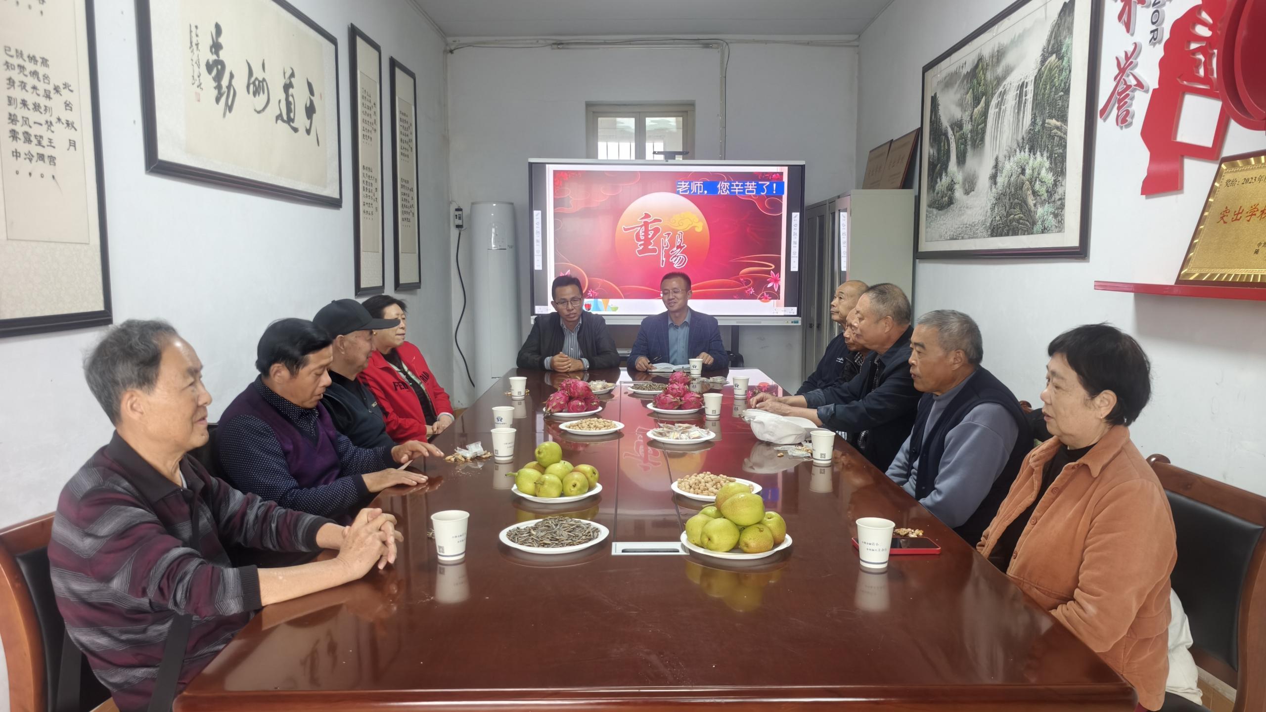 情暖重阳归校园 共话发展续初心 —— 随县安居镇中心小学开展重阳节敬老活动