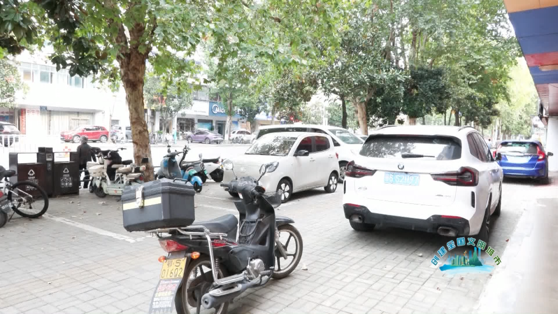 《创建全国文明城市》创建全国文明城市 直击城区停车乱象