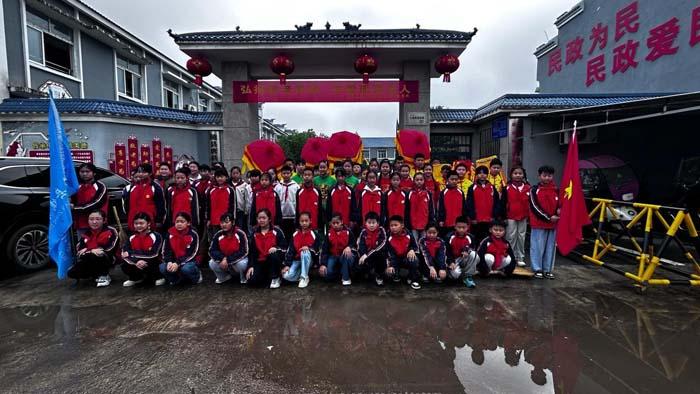 唐县镇第二小学：情暖重阳  爱润夕阳