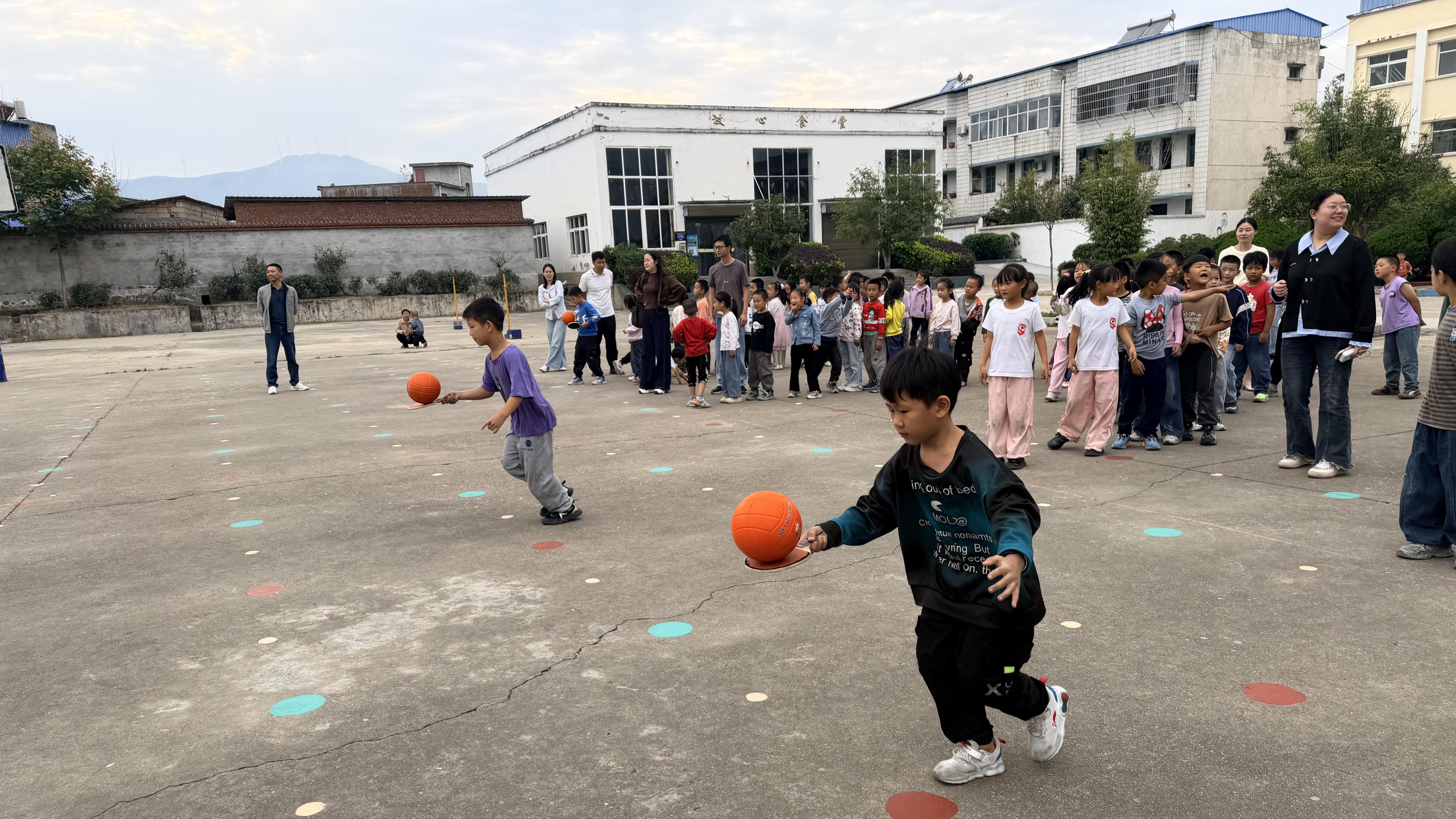 活力快乐周三 趣跑接力展风采——随县万和镇新城小学开展托球跑接力赛