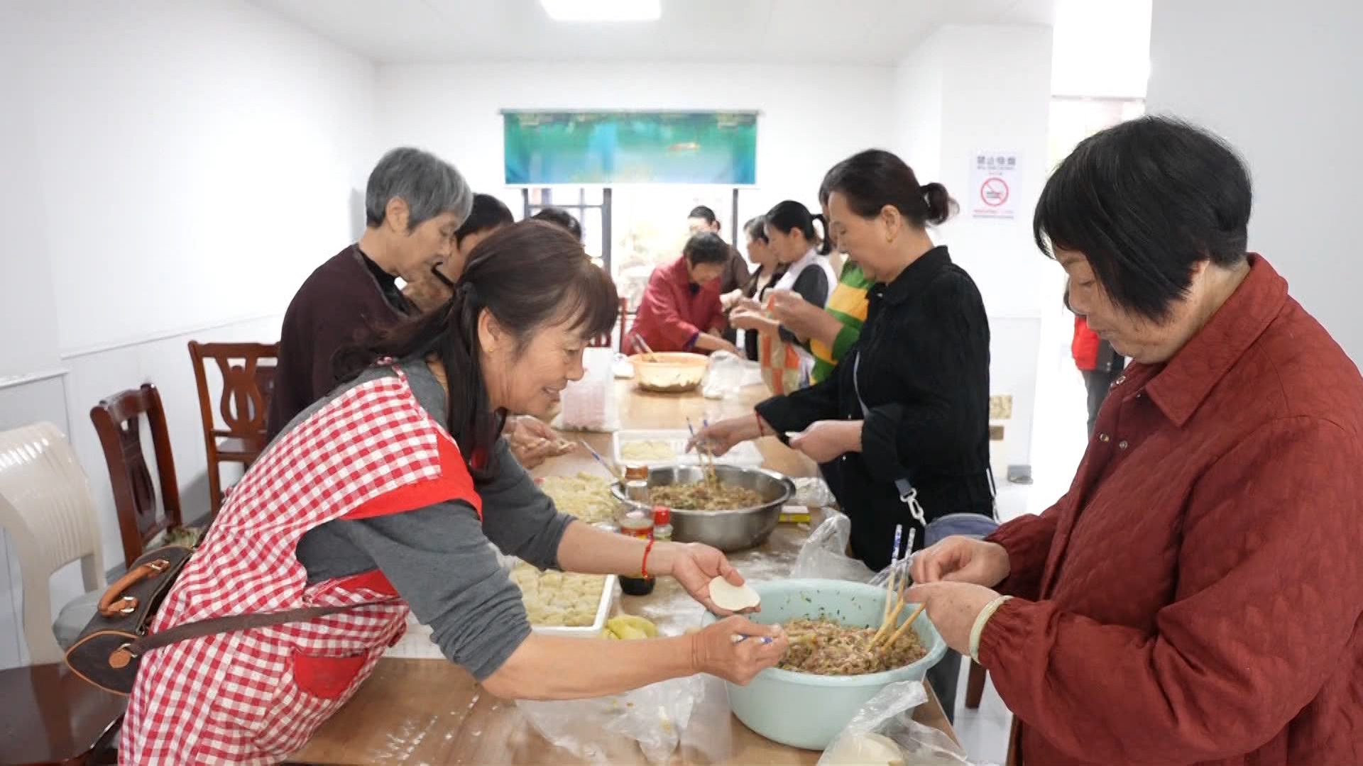 情暖重阳饺飘香 邻里和睦度佳节