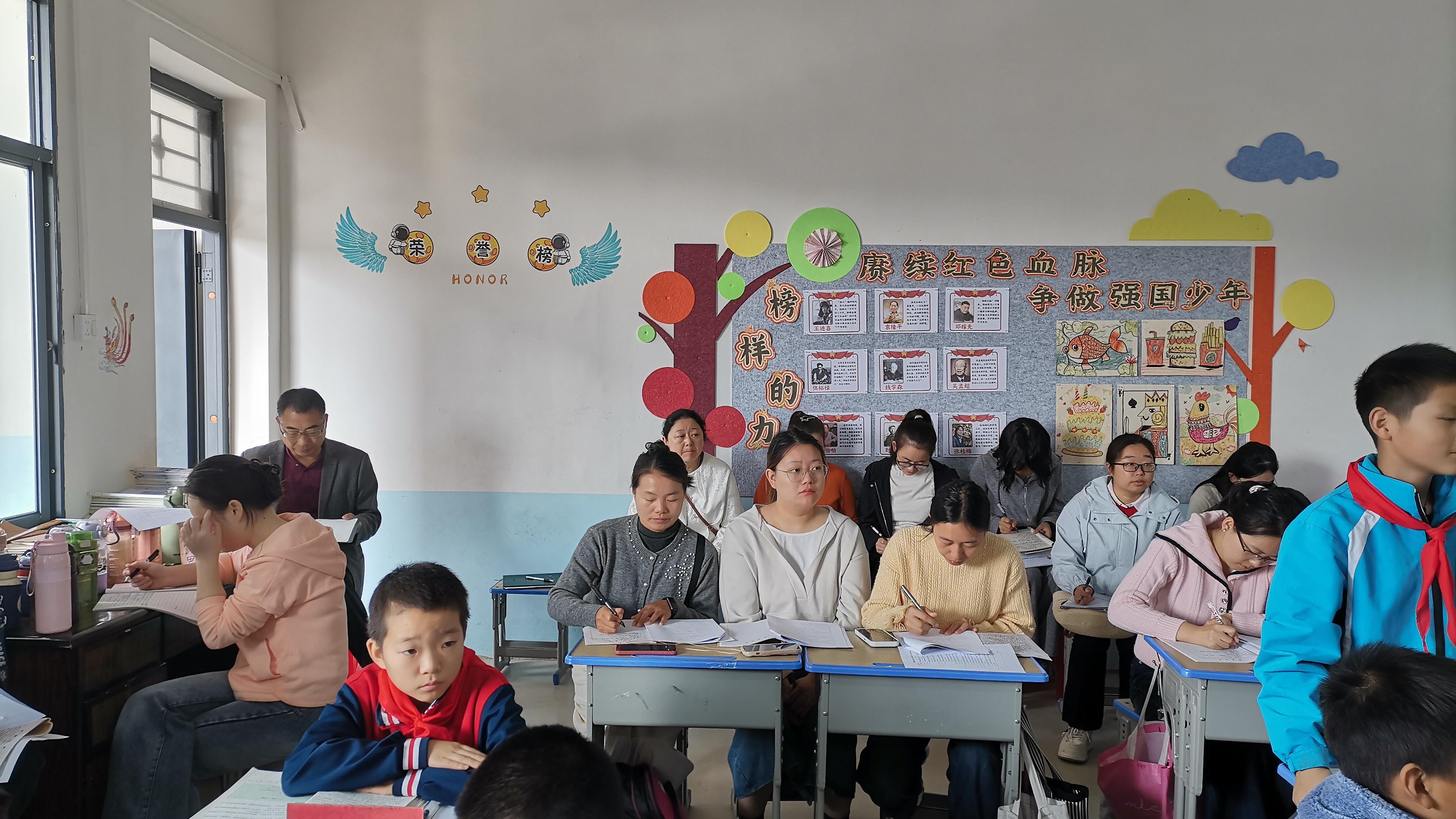 送课下乡传匠心  深耕课堂育家国——万和镇小学语文名师工作室开展送课教研活动