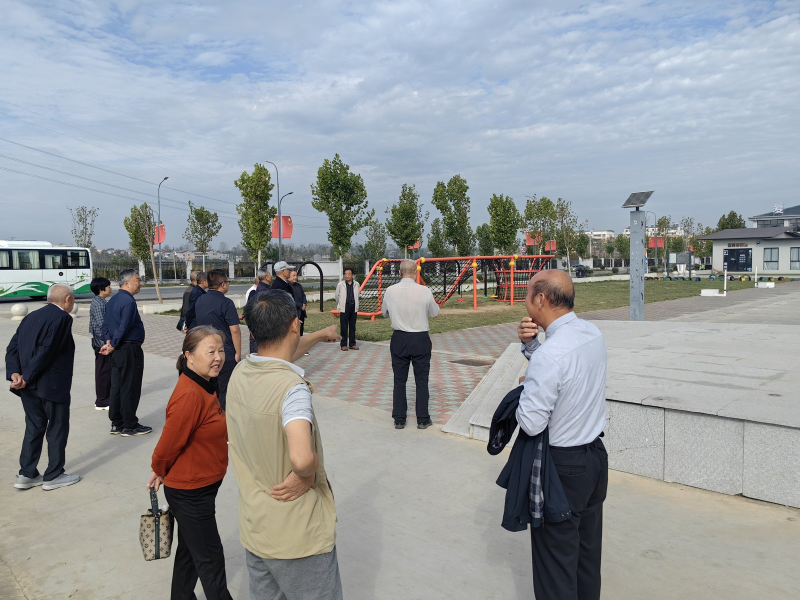 图为老干部们在爱尚市小院现场观摩 配图2