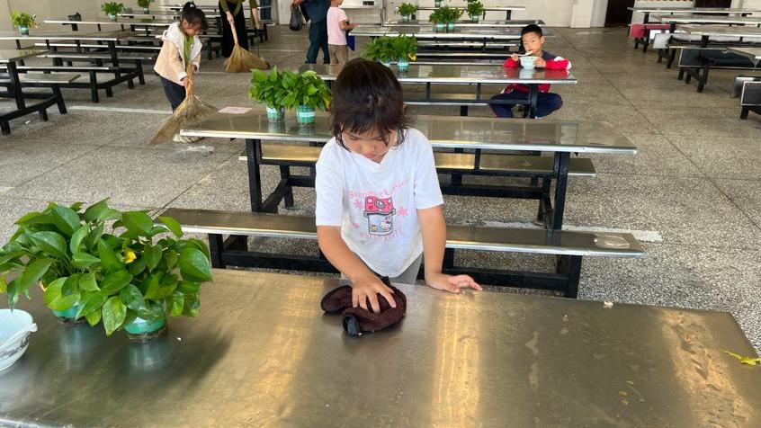 小手显担当 劳动润童心 —— 随县万和镇新城小学开展餐后劳动教育