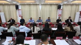随县二中召开青年教师座谈会