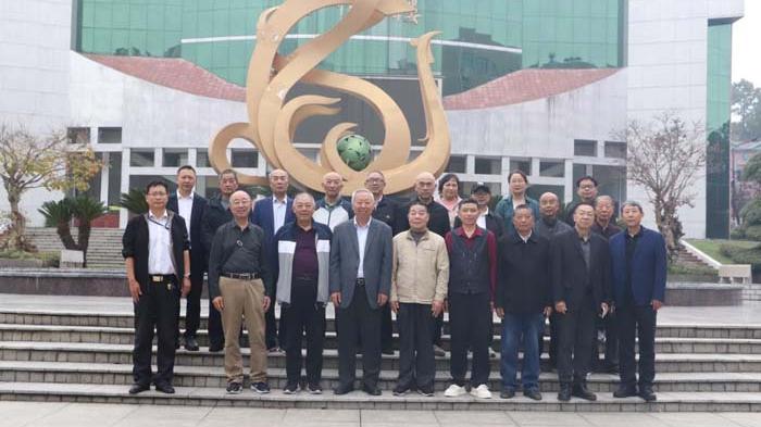 曾都一中举办2026年下半年荣退仪式暨重阳节庆祝活动