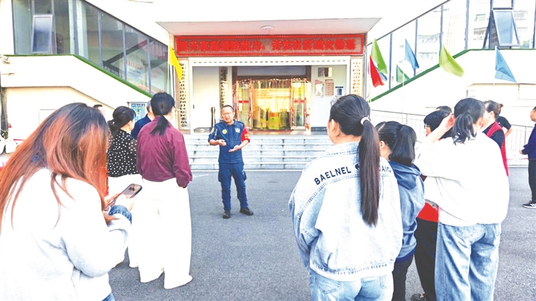 曾都区应急管理局走进楚风社区开展防灾减灾宣传活动