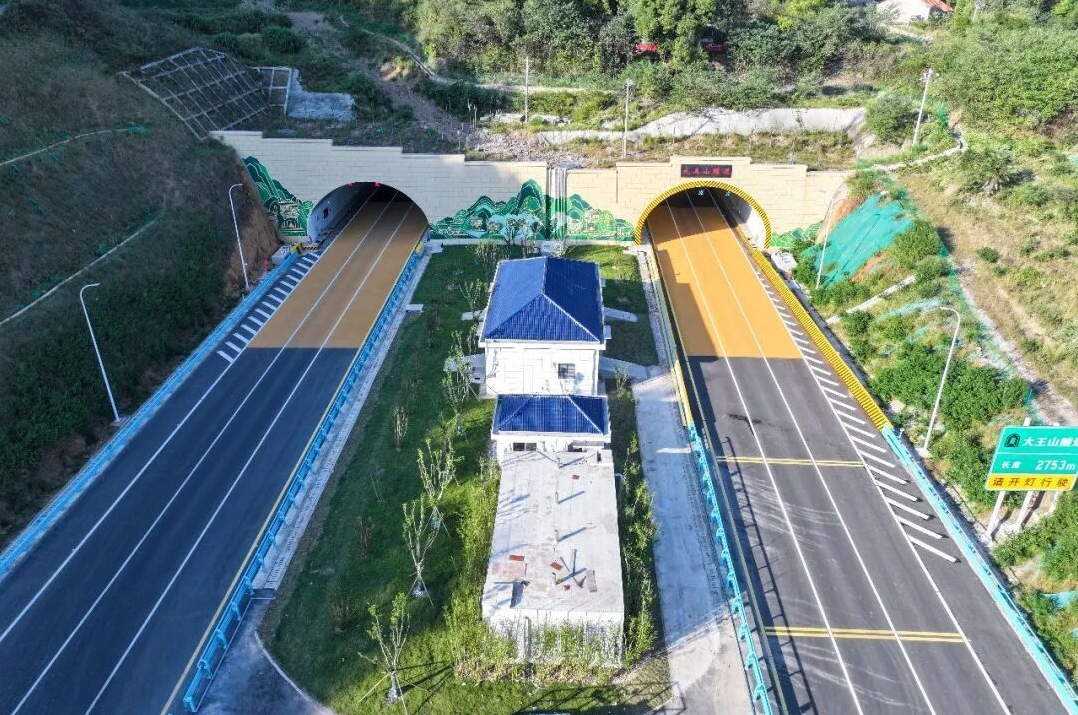 一条路的三个刻度 ——鄂州机场高速二期通车首日见闻