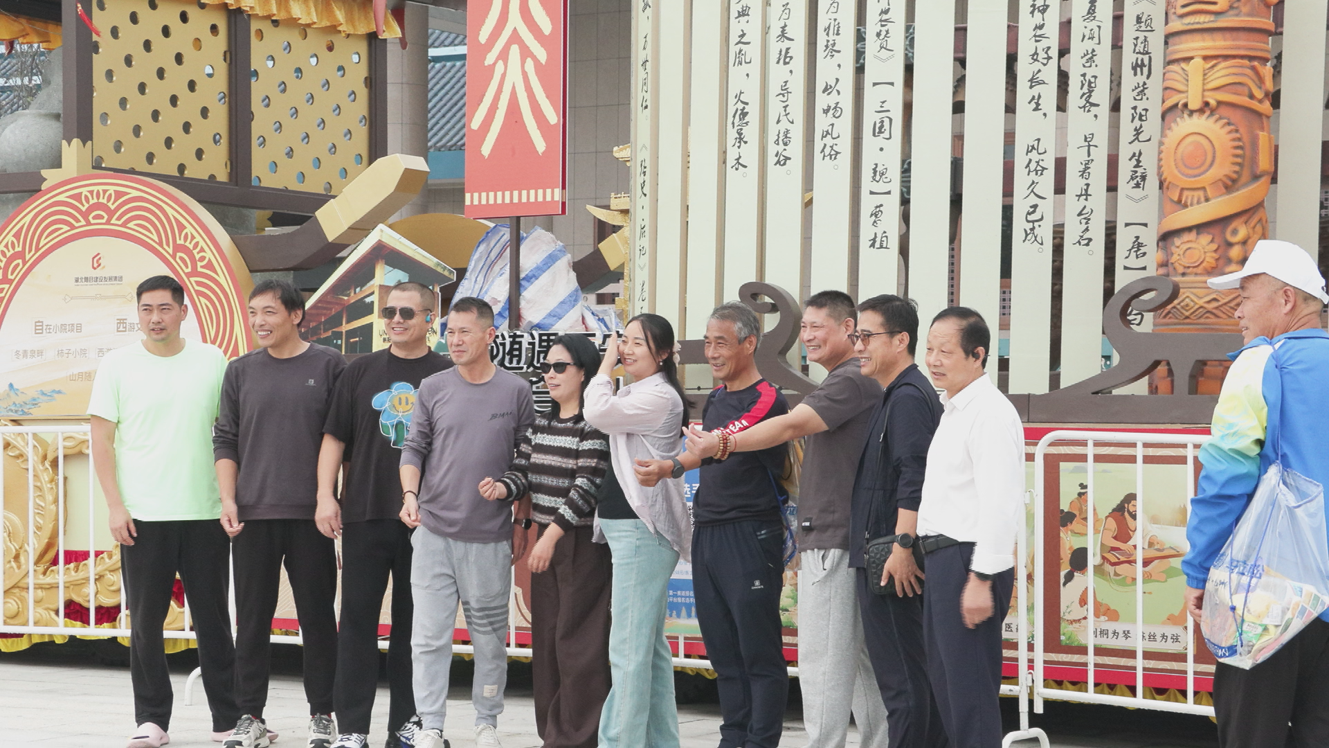 社会全方位｜马拉松跑友热情打卡随州博物馆