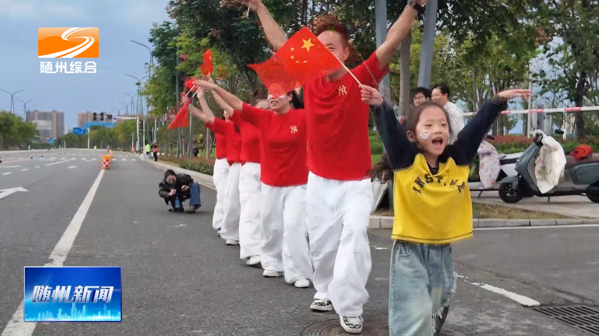 新闻特写：最小啦啦队员  最亮的加油声