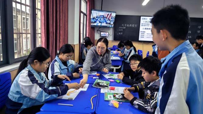 洪山镇中心学校领导一行深入镇一中课堂督导教研