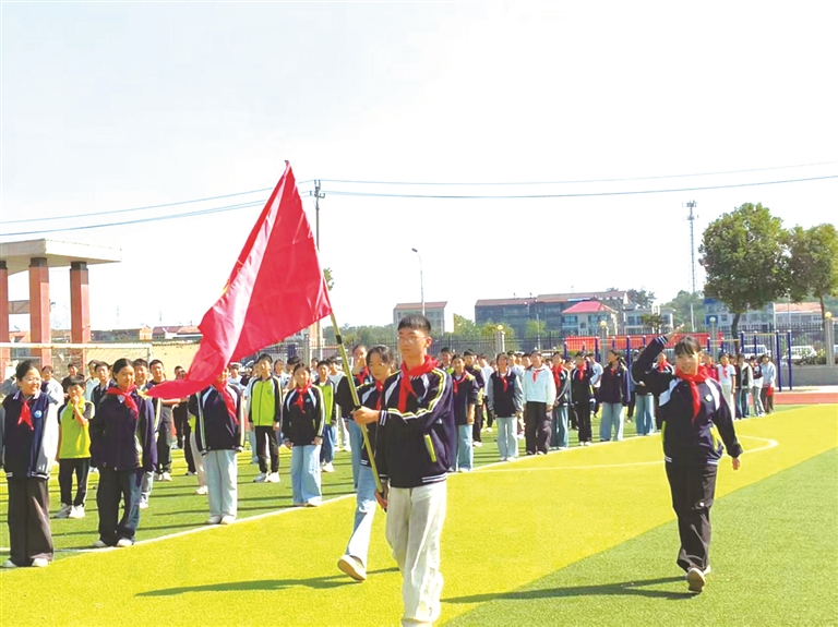 曾都区府河初级中学举行“高举队旗跟党走 少年接力新长征”主题队日暨七年级建队仪式