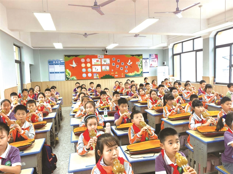 曾都区五眼桥小学开展民族器乐进课堂活动